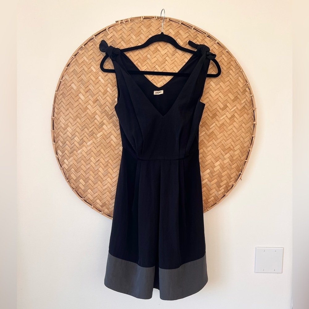 GORGEOUS FLATTERING L’AGENCE FIT &‎ FLARE BLACK W GREY HEM COCKTAIL DRESS V-NECK